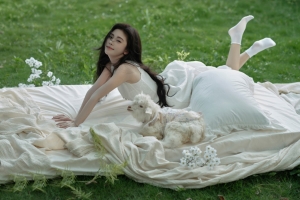 鞠婧祎 绿色草地 美女 4k壁纸 3840x2400