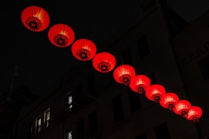 中国灯笼 街道 夜晚 深色 红色 4k壁纸 3840x2160
