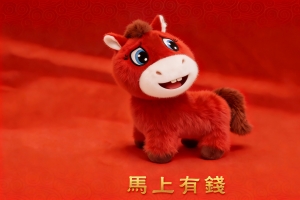 笑笑马 红色背景 马上有钱4K壁纸 3840x2160