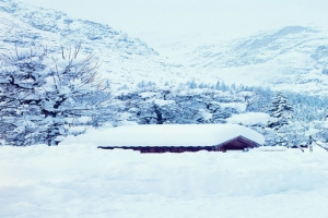 唯美冬季高山雪景海报背景图