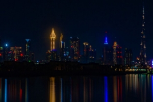城市 建筑 夜晚 海岸 水 反射 深色 4k壁纸 3840x2160