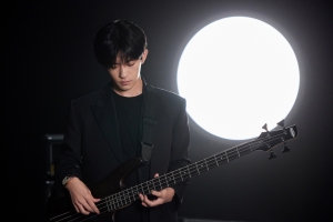 易烊千玺 吉他 4K壁纸