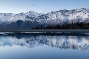 山脉 湖泊 海岸 倒影 风景 安静的 4k壁纸 3840x2160