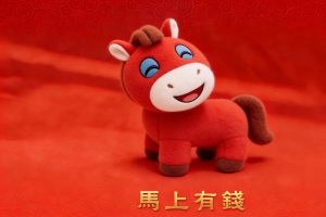 可爱笑笑马 马上有钱 红色喜庆背景4K壁纸
