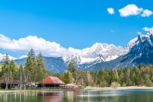 唯美雪山湖泊景色高清图片