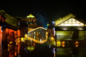 晚上的乌镇摄影图片