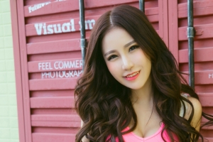 Huhu长发波浪卷发美女4k壁纸