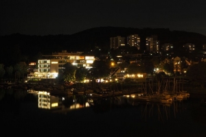 建筑 光 水 反射 夜晚 深色 4k壁纸 3840x2160