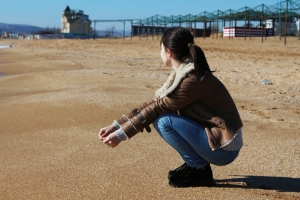 女孩 沙子 太阳 摄影5K图片