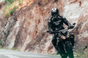 宝马s1000r 宝马 摩托车 黑色 摩托车手 道路 4k壁纸 3840x2160