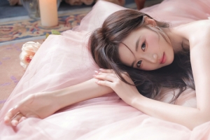 居家粉色裙美女 3440x1440超清壁纸免费下载