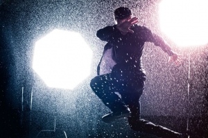  man jump rain 浅色 4k壁纸 3840x2160