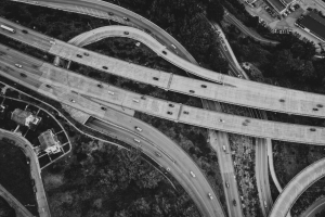 道路 汽车 树木 黑白 鸟瞰 4k壁纸 3840x2160