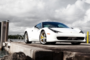 白色法拉利458 Italia跑车4K壁纸