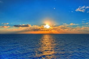 蓝天夕阳下的海水