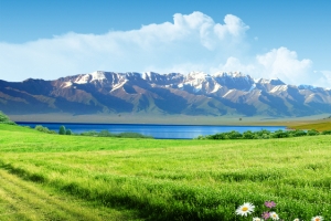 蓝天白云山脉牧场