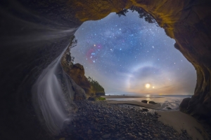 海边 石洞 瀑布 星空 5k风景壁纸