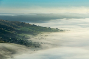 丘陵早晨日出薄雾远景 4K高清风景壁纸3840x2160免费下载