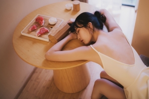 趴在桌子上睡觉的美女4k壁纸