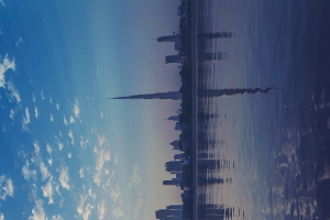 蓝色城市倒映大屏