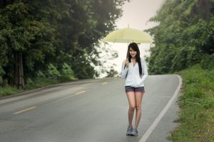 雨伞 秋天 道路 可爱女人6K图片