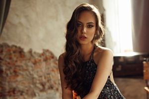 坐在椅子上国外美女 凝望眼睛 4k壁纸