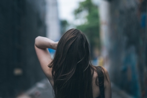 黑发女孩背部摄影4K壁纸