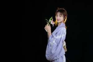 和服美女 花 黑色背景 4k壁纸