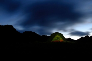 帐篷 黑暗 露营 山脉 夜间 4k壁纸 3840x2160