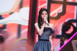 鞠婧祎蓝色星钻抹胸纱裙4k美女壁纸