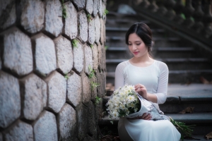 白色裙子美女 阶梯 鲜花 5K美女壁纸