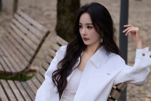 公园椅子旁3440x1440分辨率杨幂4K高清美女壁纸免费下载