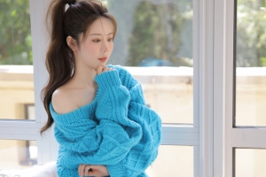 室内 居家 蓝色毛衣美女4k壁纸