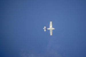 飞机 天空 飞行 仰视 极简主义 蓝色 4k壁纸 3840x2160