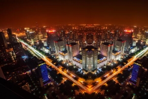 黄色夜空灯火通明城市