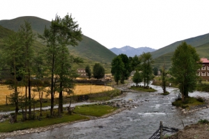 河边小山村风景