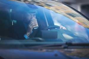 车内喝水的男人