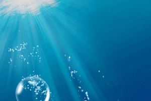 蓝色海洋海水气泡阳光摄影背景素材