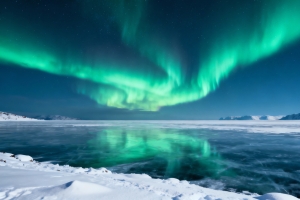 绿色极光 雪 河流4k风景壁纸