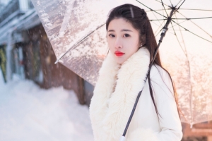 陈嘉嘉Tiffany撑伞的清纯美女3440x1440壁纸