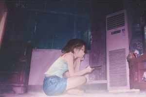 室内动漫女孩盘腿坐地板 电视柜电视及4K带鱼屏3440x1440动漫壁纸免费下载