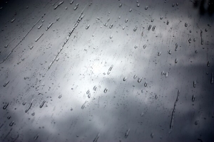 桌子表面水珠雨水黑白风格