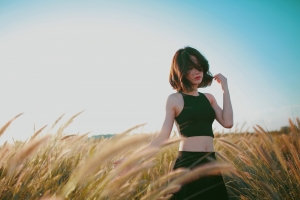 户外摄影性感漂亮美女4k壁纸图片