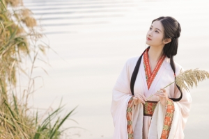 户外 湖面 清新 古风美人4K美女壁纸