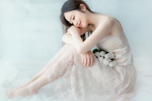 白色裙子鲜花小清新美女模特摄影4k图片
