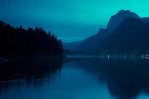 静谧山水湖泊夜景3440x1440带鱼屏壁纸