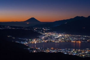 火山 山脉 剪影 灯光 海湾 城市 夜间 4k壁纸 3840x2160