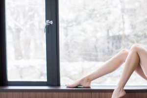 窗台美女模特许诺3440x1440壁纸