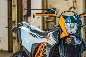  ktm 690 smc ktm 摩托车 摩托车手 头盔 4k壁纸 3840x2160