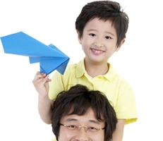 高清摄影父亲节小孩坐在肩膀上面